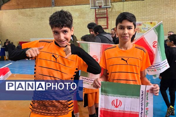 رقابت دانش‌آموزان رباط‌کریم در مسابقات بین مدرسه‌ای فوتسال