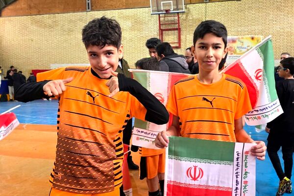 رقابت دانش‌آموزان رباط‌کریم در مسابقات بین مدرسه‌ای فوتسال