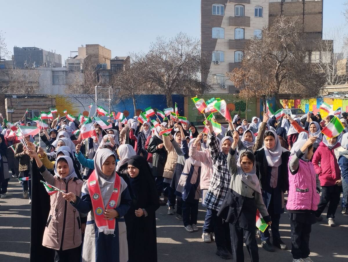 نواختن زنگ انقلاب در مدرسه انقلاب اسلامی ناحیه پنج 