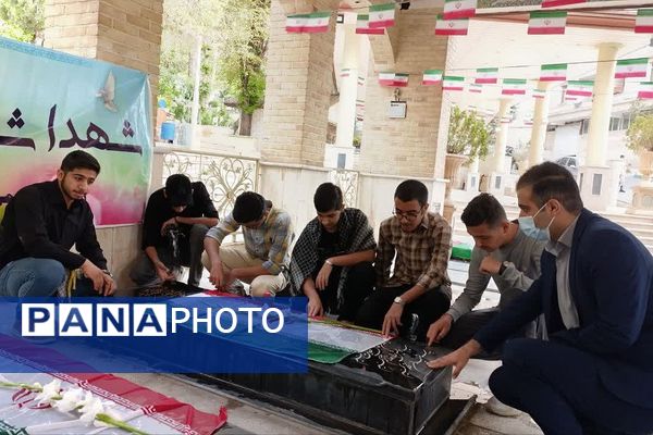 غبارروبی مزار شهدای رودهن توسط فرهنگیان و دانش‌آموزان دبیرستان ابن‌سینا 