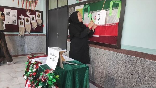 آذین‌بندی دهه فجر و نواخته شدن زنگ انقلاب در دبیرستان حضرت آسیه(س) حاجی‌آباد