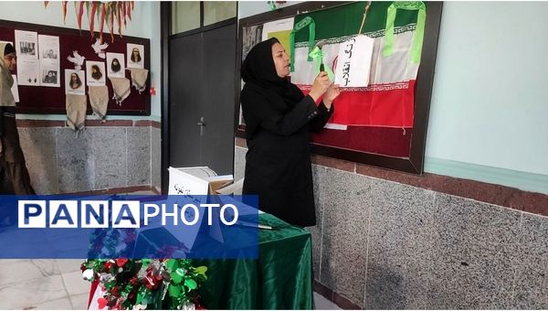 آذین‌بندی دهه فجر و نواخته شدن زنگ انقلاب در دبیرستان حضرت آسیه(س) حاجی‌آباد