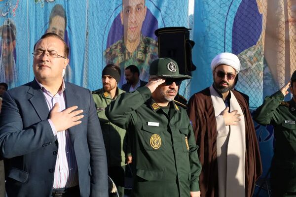 آیین نمادین نواختن «گلبانگ انقلاب اسلامی » در مدرسه احمد فتاحی ناحیه دو یزد