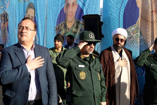 آیین نمادین نواختن «گلبانگ انقلاب اسلامی » در مدرسه احمد فتاحی ناحیه دو یزد