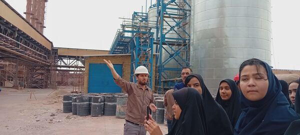 بازدید دانش‌آموزان از کارخانه آلومینای جاجرم و قلعه جلال الدین شهرستان گرمه
