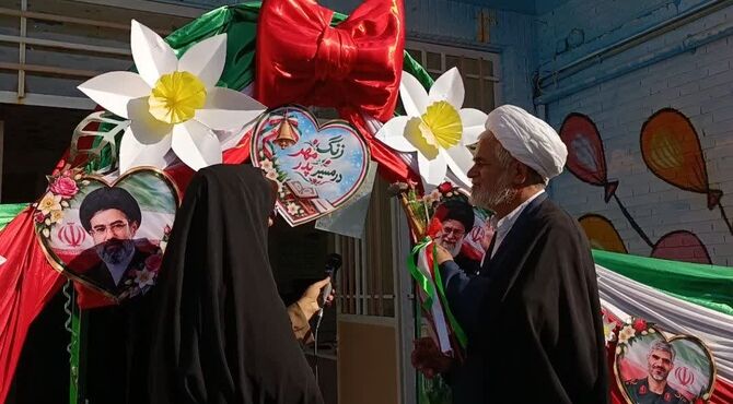 نواختن زنگ مهر با حضور پدر شهید والامقام جنگ رمضان در شهرستان میبد 
