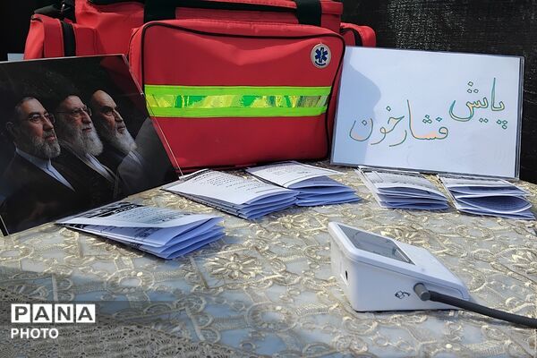 بهارستان دو در مسیر عشق؛ میزبانی فرهنگیان از زائران حسینی در عوارضی پرند
