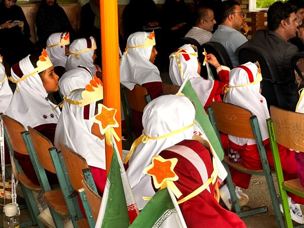 جشن شکوفه‌ها و طنین زنگ مهر در مدرسه فاطمه‌ الزهرا شهرستان جاسک