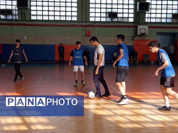 برگزاری مسابقه‌ فوتسال دانش‌آموزی توسط دبیرستان شاهد مهدیون