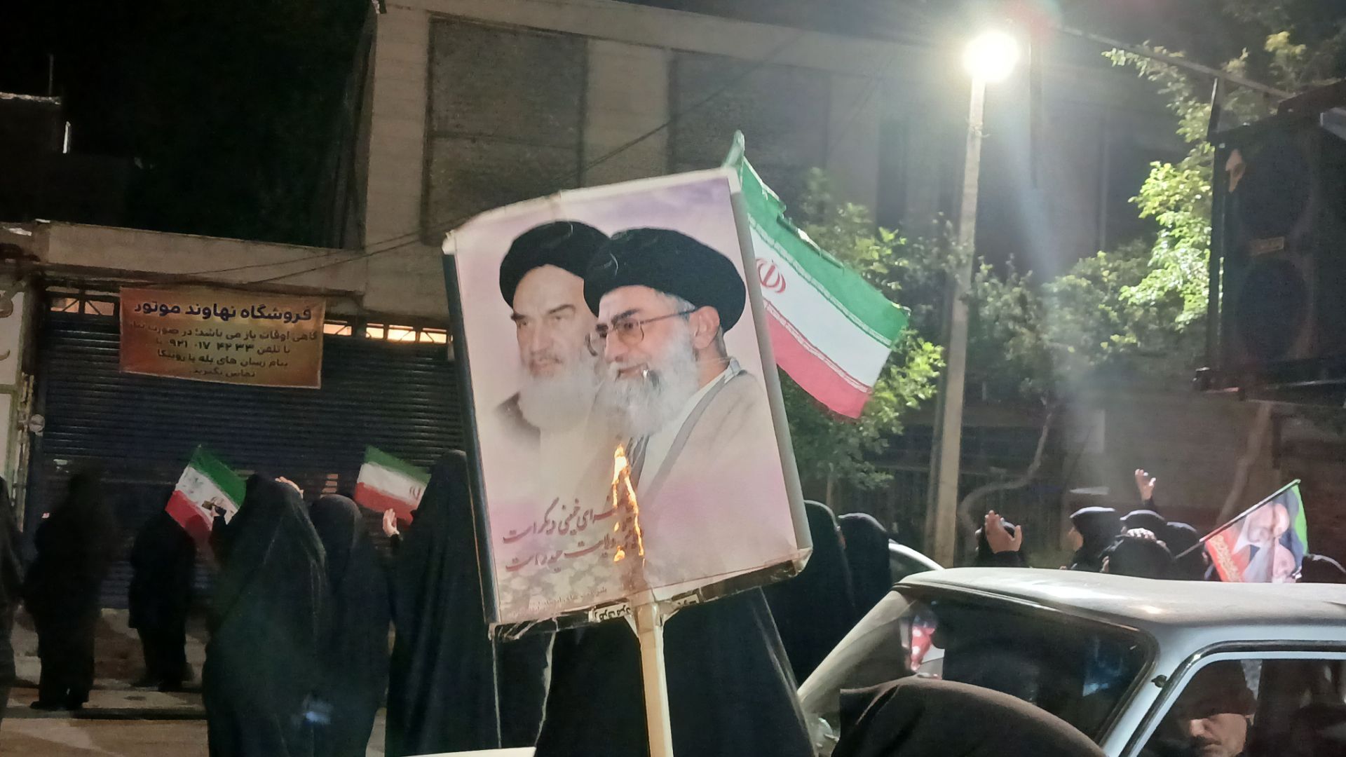 امشب نهاوندی ها پرچم ایران را به اهتزاز در آوردند