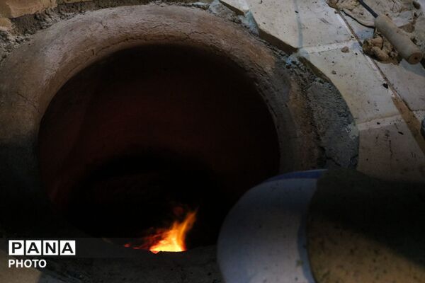 طبخ نان در تنورخانه سنتی ایران با حضور خانواده های شهدای جنگ رمضان