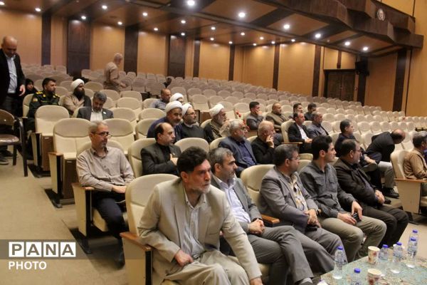 رونمایی از نخستین جلد دانشنامه دفاع مقدس استان قم