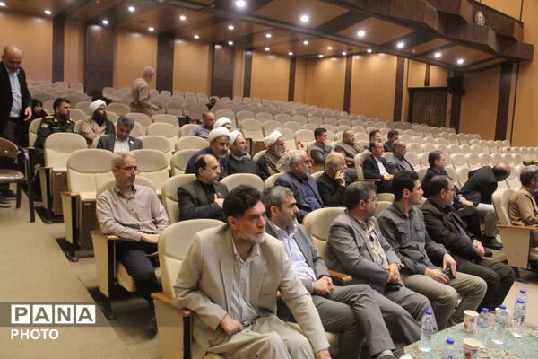 رونمایی از نخستین جلد دانشنامه دفاع مقدس استان قم