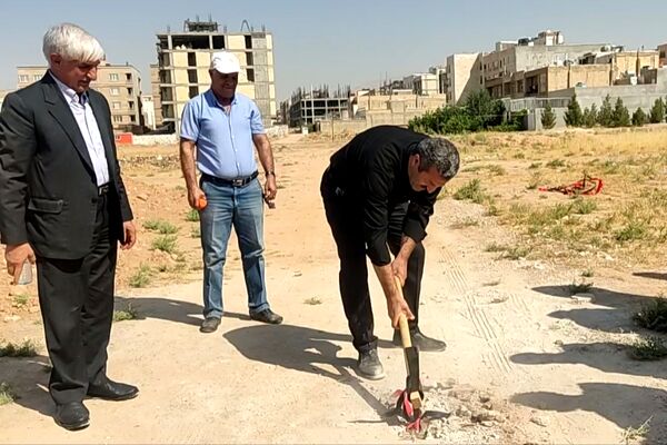 آیین کلنگ زنی مدرسه دوازده کلاسه در شهرک سبحان