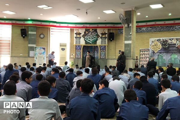 اقامه اولین نماز ماه مهر در دبیرستان حکمت نبوی ناحیه دو شهرری 