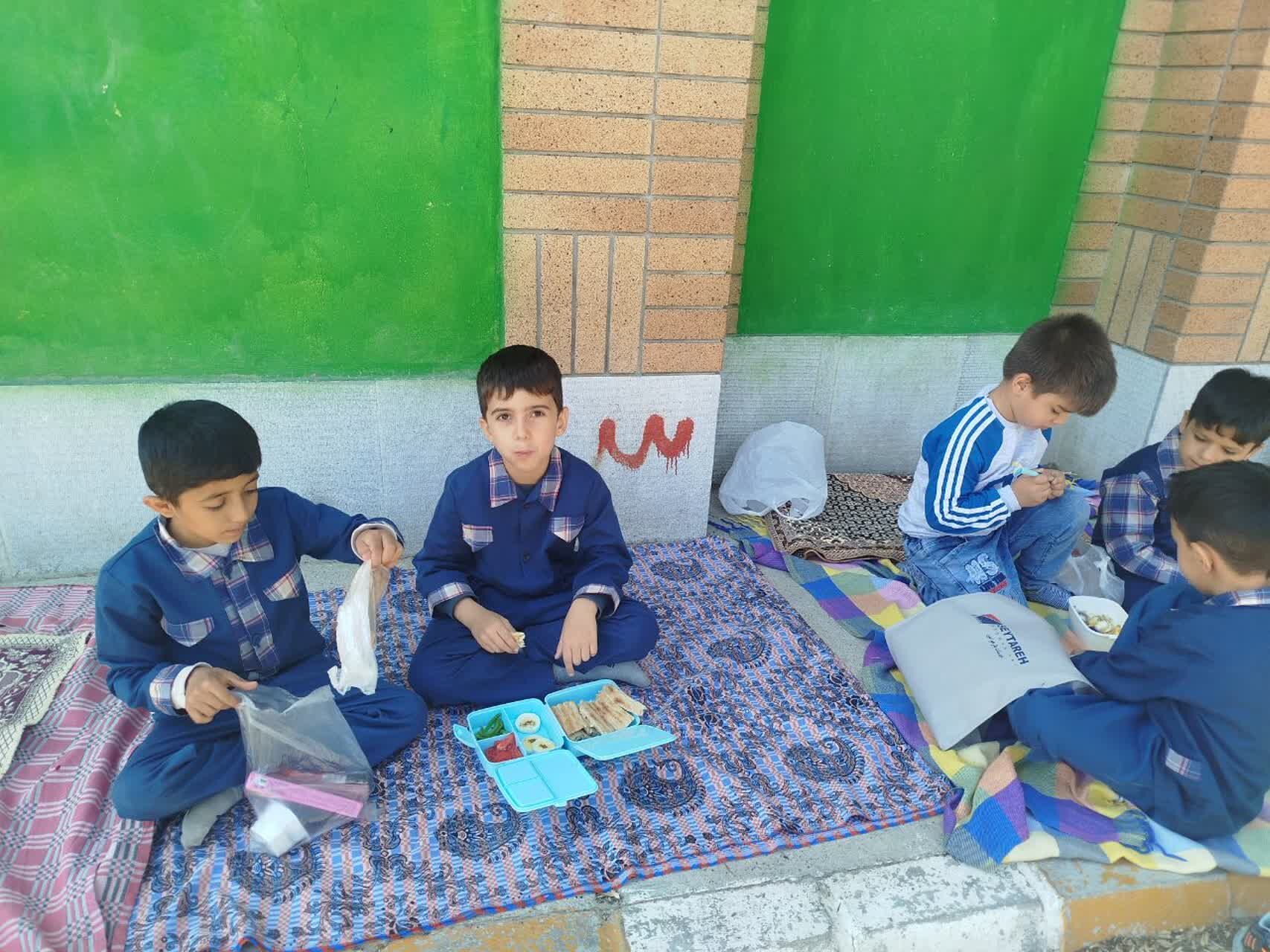 صبحانه سلامت در مدرسه پسرانه مبین شیروان