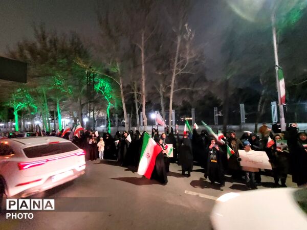 اجتماع دانش‌آموزان و فرهنگیان در هنرستان قندی