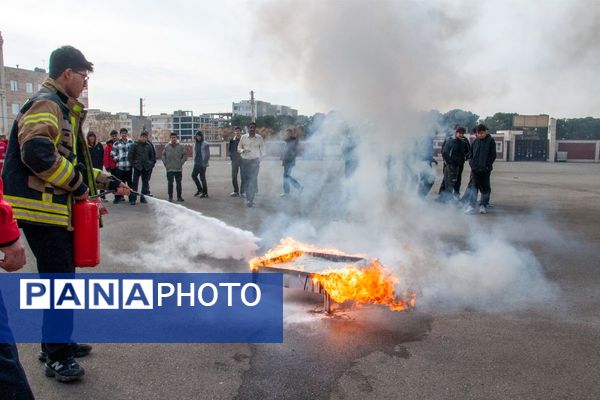 جلسه آموزشی ایمنی و اطفا حریق در مدرسه فرزندان میهن اسلامشهر