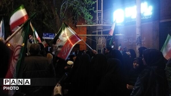 حضور وطن دوستان  نیشابوری زیر باران رحمت در سی و هشتمین شب از اجتماعات مردمی 