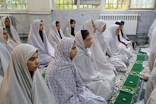 حضور معاون پرورشی و فرهنگی وزارت آموزش وپرورش در نماز جماعت آموزشگاه الزهرا شیراز
