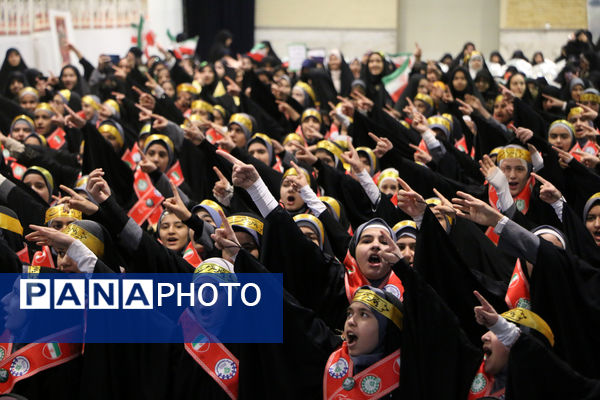 رونمایی کتاب «از مدرسه تا سنگر» در قم