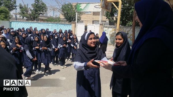تجلیل از دانش آموزان برگزیده دبستان ناهید نخودی