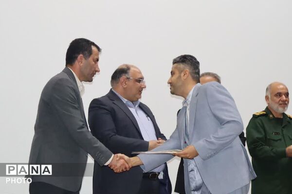 تجلیل از کارمندان نمونه شهرستان زرقان