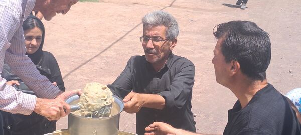 پخش نذری ظهر عاشورا در روستای حسن آباد بلهر 