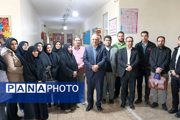 حضور سرزده مدیرکل آموزش و پرورش شهرستان‌های تهران در دبستان حافظ منطقه عباس آباد ناحیه یک شهرری