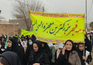 حضور پرشور دانش‌آموزان مدرسه شهدای حیدرخانی ۲ منطقه کوهنانی در راهپیمایی 22 بهمن 