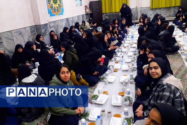 برگزاری مراسم افطار در مدرسه حضرت زینب ناحیه یک ری