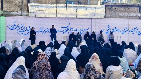 نماز جماعت باران در آموزشگاه شهید فتحی‌پور ناحیه یک شهرستان بهارستان