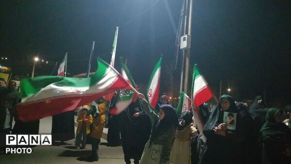 اجتماع مردمی و همخوانی سرود ملی در شهربار نیشابور