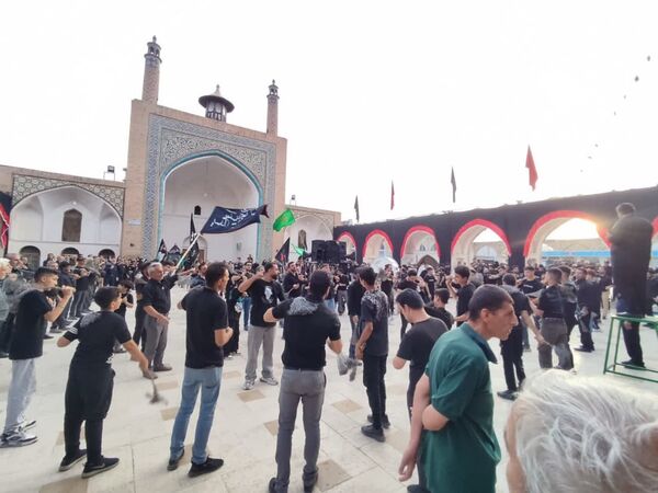عزاداری زائران و مجاوران حرم مطهر اردهال در شب تاسوعای حسینی