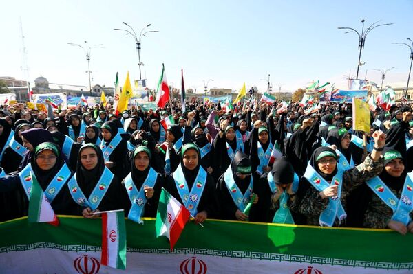 دانش آموزان و مسئولین در کنار یکدیگر، روز دانش‌آموز را رقم زدند