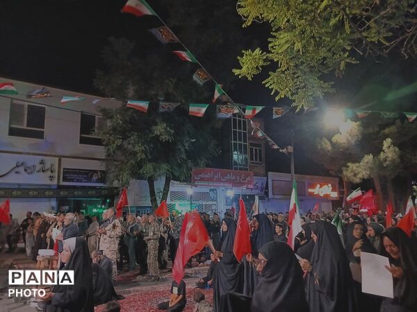 زنده نگه داشتن یاد و خاطره رهبر شهید در تجمعات شبانه