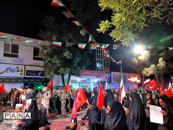زنده نگه داشتن یاد و خاطره رهبر شهید در تجمعات شبانه