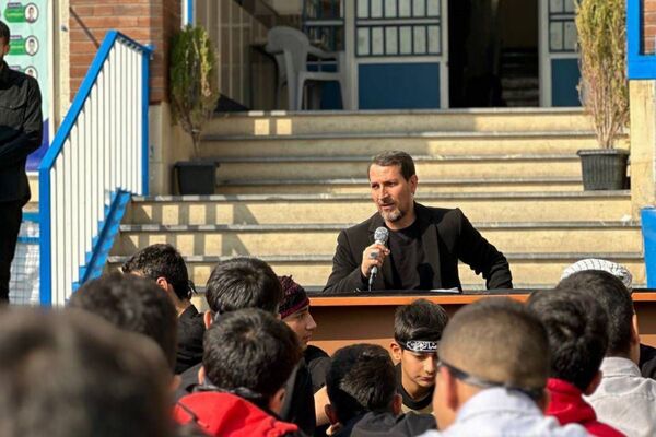  سوگواری نوجوانان برای مادر مهربانی‌ها