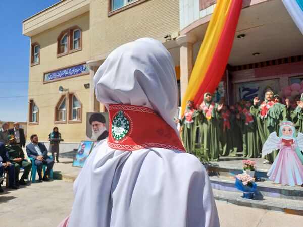 نواختن زنگ سپاس معلم در دبستان دخترانه شاهد نرگس