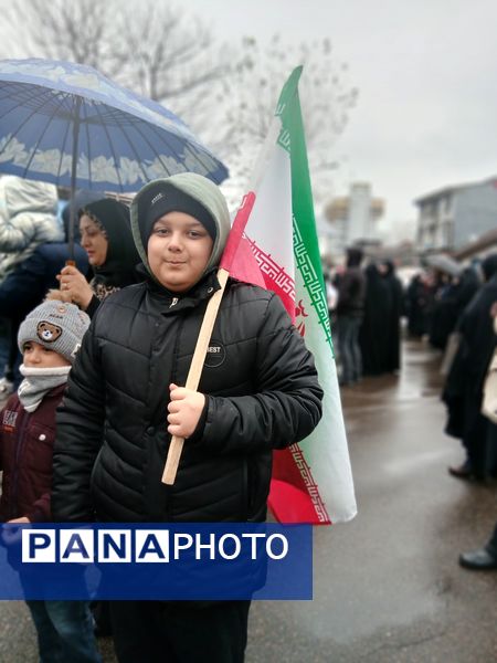 باران عشق وارادت به انقلاب همراه با باران‌ها ی نقره‌ای رشت