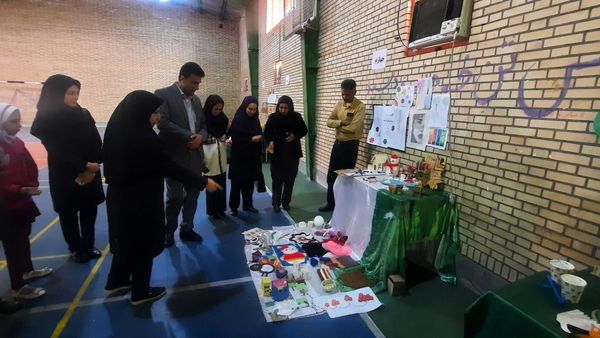 بازدید مدیر آموزش و ‌پرورش حاجی‌آباد از نمایشگاه خلاقیت‌های دانش‌آموزی دبستان استقلال  