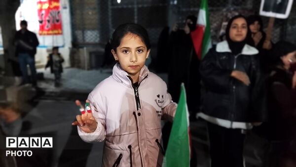 نقش زیبای پرچم ایران بر دستان کودکان حاج قاسم 