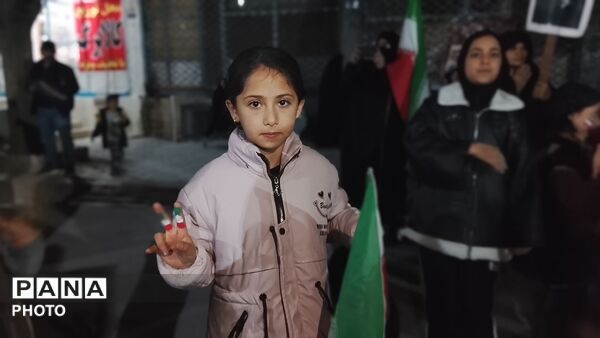 نقش زیبای پرچم ایران بر دستان کودکان حاج قاسم 