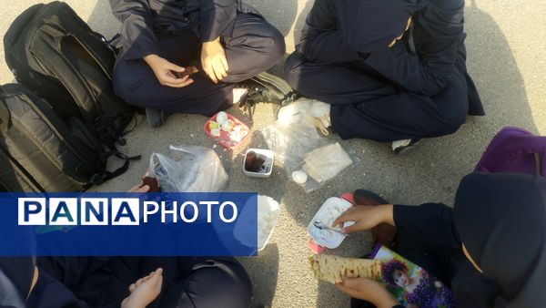 دور همی دخترانه همزمان با هفته بهداشت روان در دبیرستان فرهنگیان 