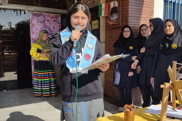 گرامیداشت روز دانش‌آموز در دبیرستان فرزانگان قائمشهر