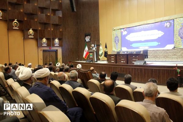 رونمایی از نخستین جلد دانشنامه دفاع مقدس استان قم