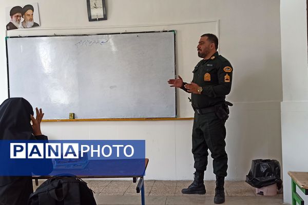 گرامیداشت هفته نیروی انتظامی در مدرسه یادگار امام ورامین