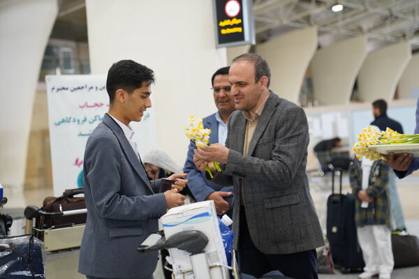 بازگشت دانش‌آموزان اعزامی به سفر عمره مفرده و استقبال خانواده ها در  فرودگاه بین المللی شهید بهشتی اصفهان 