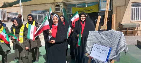 هم‌صدایی دو نسل در دبیرستان عفت؛ جشن شعبانیه و دهه فجر با رنگ همدلی