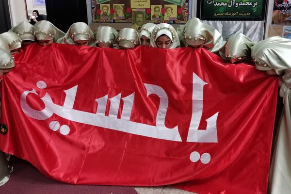 پرچم متبرک امام حسین(ع) میهمان دانش‌آموزان مدرسه زنده‌یاد قمصری
